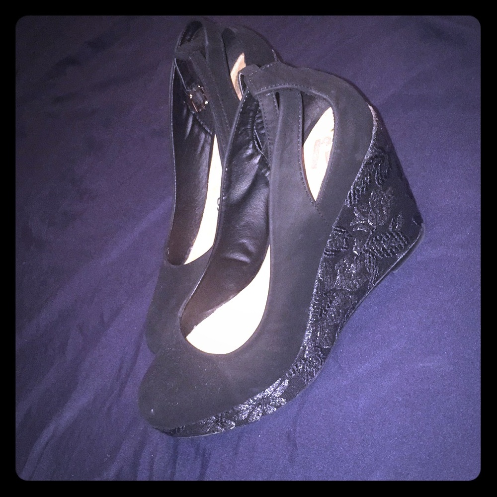 Classy Report wedges with floral designs